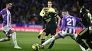 Gelandang Real Madrid Dani Ceballos ditantang oleh gelandang Ivan Sanchez dalam duel pekan ke-15 La Liga 2022/23 di Stadion Nuevo Jose Zorrilla, Valladolid, Sabtu (31/12/2022) dini hari WIB. Meski tanpa gelandang andalannya Luka Modric, Real Madrid tampil menekan sejak pertandingan dimulai. (AP Photo/Pablo Garcia)
