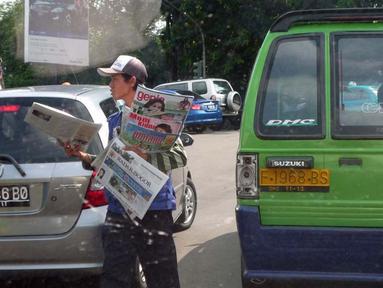 Penjual koran yang biasanya selalu ada di setiap lampu merah sebelum era internet menyerang. (Source: brilio.net)