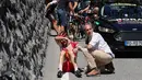 Pebalap Slovenia, Borut Bozic, menangis setelah terjatuh di Etape 17 Tour de France berjarak 184,5 km antara Berne dan Finhaut-Emosson, Prancis, (20/7/2016). (AFP/Kenzo Tribouillard)