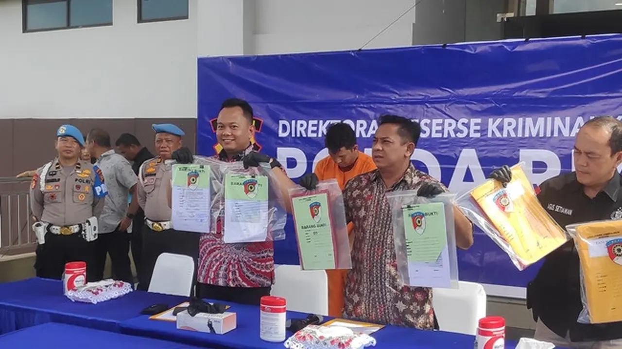 Konferensi pers pengungkapan kejahatan perbankan dengan modus kredit usaha rakyat bernilai ratusan juta.