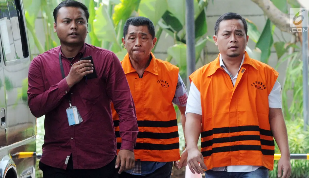 Dua tersangka penyuap Wali Kota Blitar dan Bupati Tulungagung, Bambang Purnomo dan Agung Prayitno setibanya di KPK, Selasa (4/9). Keduanya diperiksa sebagai saksi kasus  ijon proyek pembangunan sekolah lanjutan pertama di Biltar. (Merdeka.com/Dwi Narwoko)