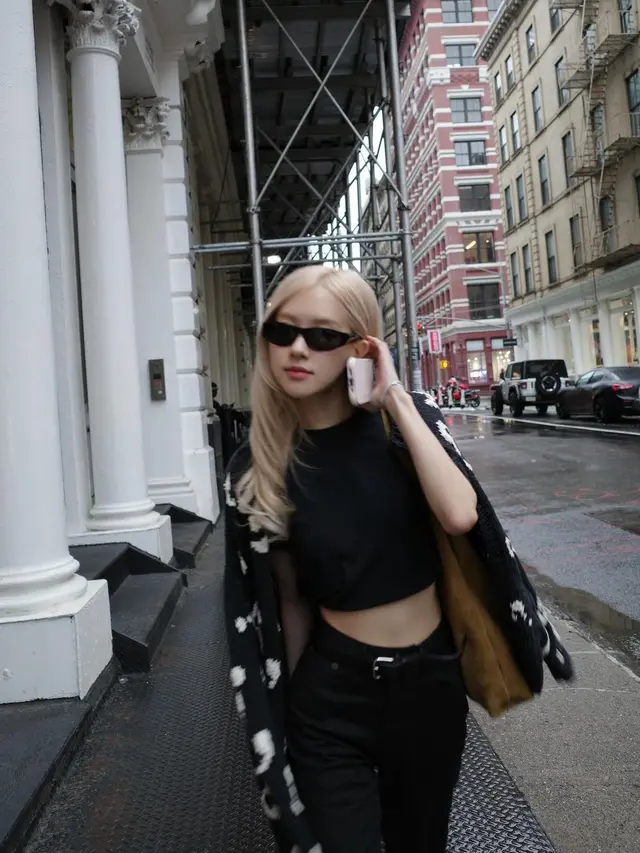 Rose BLACKPINK jalan-jalan di New York. [Foto: Instagram/roses_are_rosie]