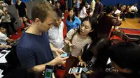 Seorang peserta asing menambahkan teman ke sebuah aplikasi smartphone saat mengikuti acara perjodohan di Hangzhou, China, Minggu (29/5/2016). Acara yang diselenggarakan di Universitas Zhejiang ini menarik minat lebih dari 20.000 orang lajang. (STR/AFP)