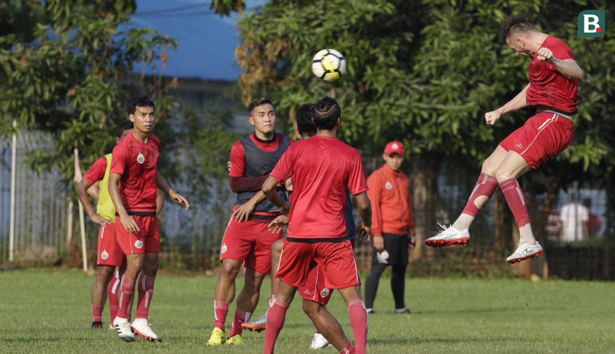 Pemain Persija Jakarta, Marko Simic, menyundul bola saat mengikuti sesi latihan jelang laga Liga 1 di Lapangan Sutasoma, Jakarta, Jumat (07/12). Persija akan berhadapan dengan Mitra Kukar. (Bola.com/M Iqbal Ichsan)