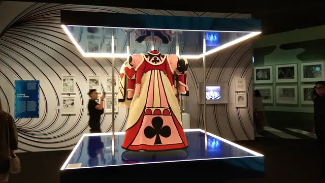 Kostum asli dalam salah satu adaptasi film Alice in Wonderland (Liputan6.com/Giovani Dio Prasasti)