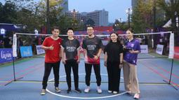 Momen menarik pun tercipta ketika dua legenda bulutangkis Indonesia, Liliyana Natsir dan Mohammad Ahsan, turun ke lapangan untuk kembali bermain bulutangkis. (Bola.com/M Iqbal Ichsan)