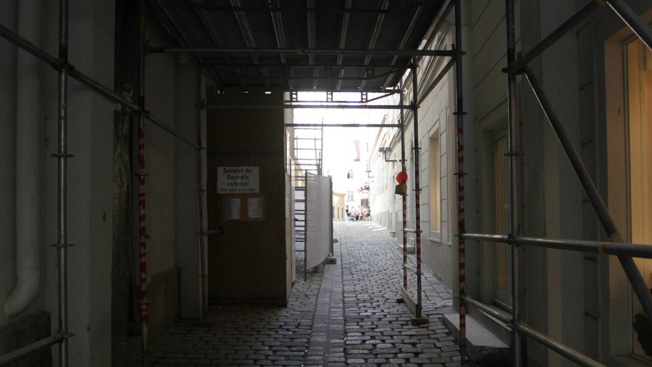 Jalanan Blutgasse tengah mengalami renovasi di bagian gang masuk arah Selatan