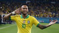 Penyerang Brasil, Neymar Jr berselebrasi usai mencetak gol ke gawang Kolombia selama laga uji coba di Hard Rock Stadium, Florida (7/9/2019). Brasil dan Kolombia bermain imbang 2-2. (AFP Photo/Rhona Wise)