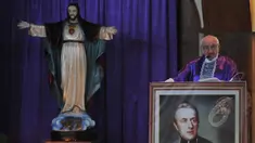 Romo Carolus saat memimpin Ibadah di gereja Santo Stephanus Cilacap, Jawa Tengah, Minggu, (8/3/2015). (Liputan6.com/Johan Tallo)