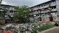 Sampah berserakan di Komplek Rumah Susun (Rusun) Jalan Radial Palembang (Liputan6.com / Nefri Inge)