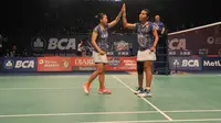 Ganda putri Indonesia Greysia Polii/Nitya Krishinda Maheswari lolos ke babak kedua BCA Indonesia Open Superseries Premier 2015 (Liputan6.com/Herman Zakaria)