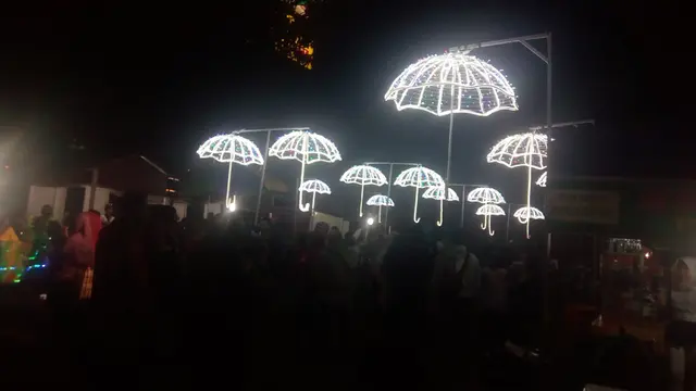 Ratusan pengunjung tengah menikmati sajian malam di festival lampion Garut, Jawa Barat