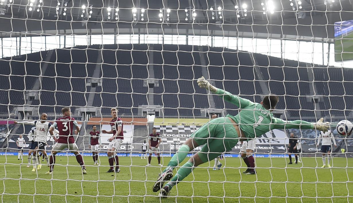 Tim asuhan Jose Mourinho makin unggul 3-0 setelah Lucas Moura menyambar bola liar di menit ke-31. (Foto: AP/Pool/Daniel Leal Olivas)
