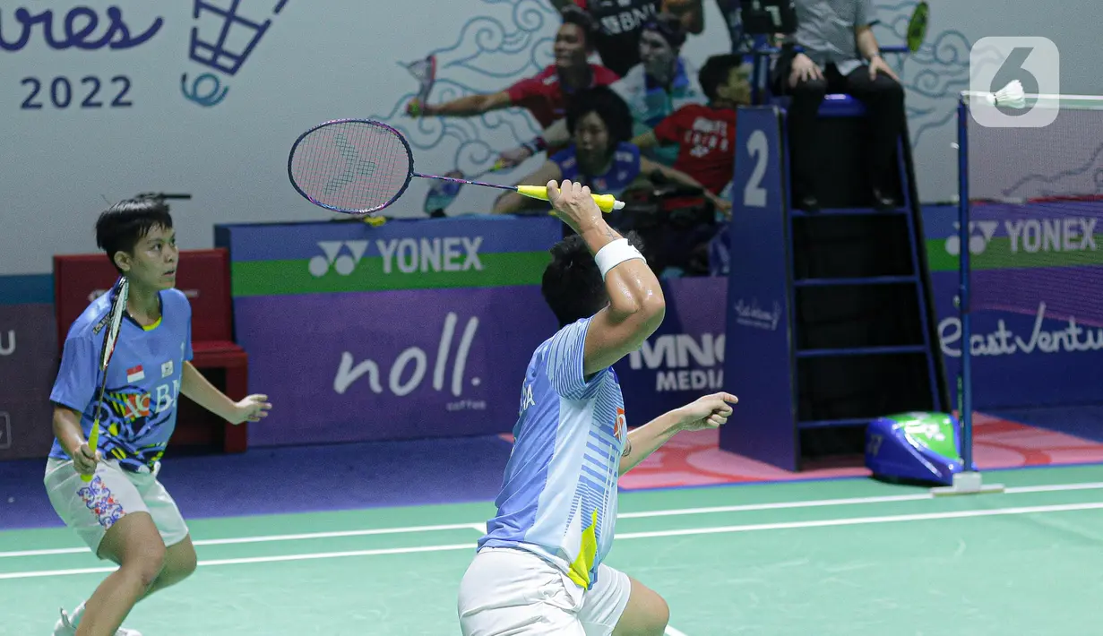 Pebulu tangkis ganda putri Indonesia Apriyani Rahayu (kiri) dan Siti Fadia Silva Ramadhanti saat bertanding melawan Zhang Shu Xian/Zheng Yu dari China pada babak 16 besar Indonesia Open 2022 di Istora Senayan, Jakarta Pusat, Kamis (16/6/2022). Apriyani/Fadia lolos ke babak perempat final lewat rubber game, 21-16, 16-21 dan 21-18. (Liputan6.com/Faizal Fanani)