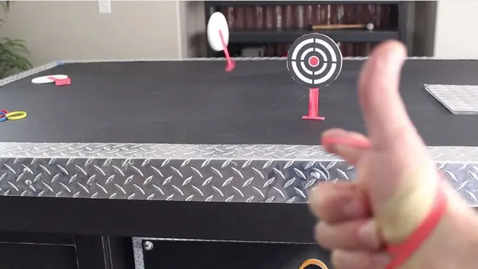 Nostalgia Masa Kecil Murah Meriah dengan Pistol Karet Gelang