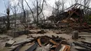 Sebuah rumah hancur akibat erupsi Gunung Sinabung, di Beras Tepu Desa, Karo, Sumatera Utara, 21 Juni 2015. Ribuan warga yang tinggal di sekitar lereng Gunung Sinabung telah meninggalkan rumah mereka dan pindah ke kamp-kamp pengungsi. (REUTERS/Beawiharta)