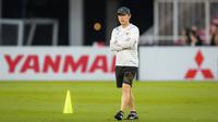 Pelatih Timnas Indonesia, Shin Tae-yong saat latihan resmi menjelang laga semifinal Piala AFF 2022 melawan Vietnam yang berlangsung di Stadion Utama Gelora Bung Karno (SUGBK), Jakarta, Kamis (05/01/2023). (Bola.com/Bagaskara Lazuardi)