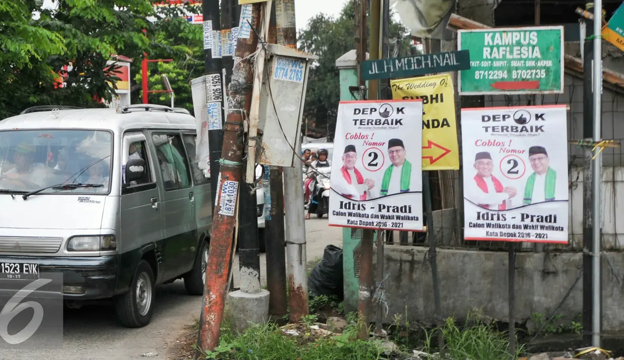Alat peraga pasangan calon wali kota dan Wakil Wali kota Depok nimor urut dua, Idris dan Pradi masih banyak ditemui di jalan Tole Iskandar dan Jalan RTM Kelapa Dua, Depok, Senin (7/12). (Liputan6.com/Yoppy Renato)
