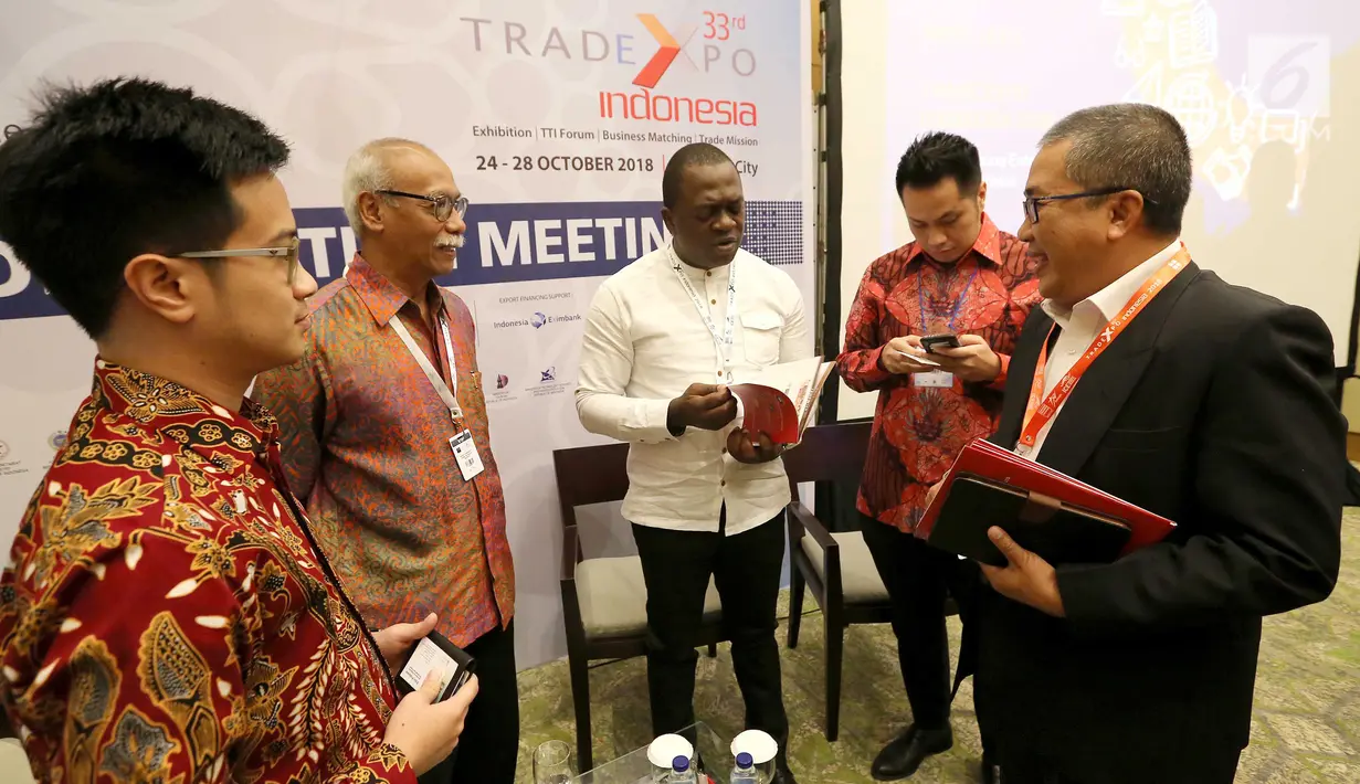 Pengurus HIPMI Jaya berbincang dengan Dubes RI untuk Nigeria dan Congo Harry Purwanto dan Honorary Council of Cameroon Raul Rubel ada acara Delegation Meeting Trade Expo Indonesia di ICE BSD, Tangerang, Kamis (25/10). (Liputan6.com/Angga Yuniar)