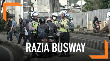 Polisi kembali melakukan sterilisasi busway. Hasilnya banyak kendaraan yang kabur karena takut kena razia.