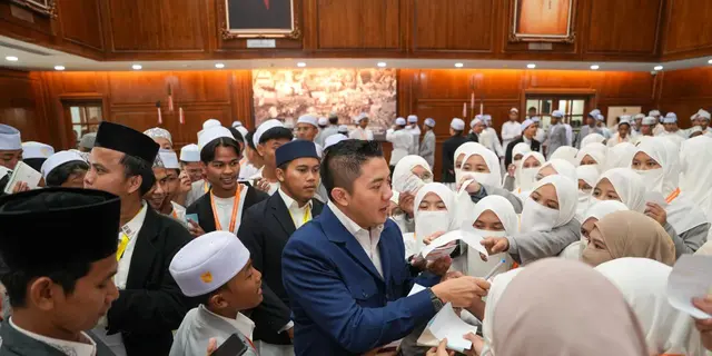 Seskab Teddy Sambut 300 Santri di Istana Kepresidenan
