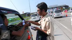 Petugas Lintas Marga Sedaya (LMS) menghampiri pengendara untuk menagih uang tol di pintu keluar Pejagan, Jawa Tengah, Sabtu (2/7). Sistem 'jemput bola' pembayaran tiket tol itu untuk mengurai kemacetan saat arus mudik. (Liputan6.com/Angga Yuniar)