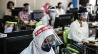 Peserta mengenakan masker dan pelindung wajah saat mengikuti Seleksi Bersama Masuk Perguruan Tinggi Negeri (SBMPTN) di Universitan Negeri Jakarta, Minggu (5/7/2020). Sebanyak 42.463 peserta mengikuti SBMPTN dengan prosedur protokol kesehatan. (Liputan6.com/Faizal Fanani)