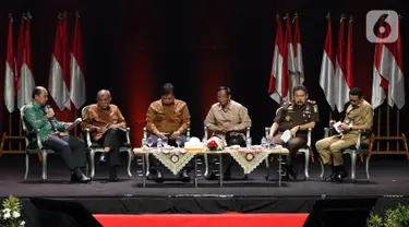 Sekjen Kemendagri Hadi Prabowo bersama Ketua KPK Agus Rahardjo, Ketua BPK Agung Firman Sampurna, Menko Perekonomian Airlangga Hartarto, Menko Polhukam Mahfud MD, Jaksa Agung ST Burhanuddin (ki-ka) saat panel I  Rakornas Indonesia Maju di Bogor, Rabu (13/11/2019). (Liputan6.com/Herman Zakharia)