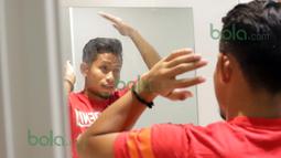 Andik Vermansah tetap berusaha tampil dengan tatanan rambut rapi sebelum bertemu sahabat atau kolega. (Bola.com/Nicklas Hanoatubun)
