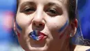 Fans asal Prancis dengan bibir dan pipi bermotif bendera menanti laga Prancis melawan Rep. Irlandia pada babak 16 besar Piala Eropa 2016 di Stade de Lyon, Lyon, Prancis,(26/6/2016). (REUTERS/Kai Pfaffenbach)