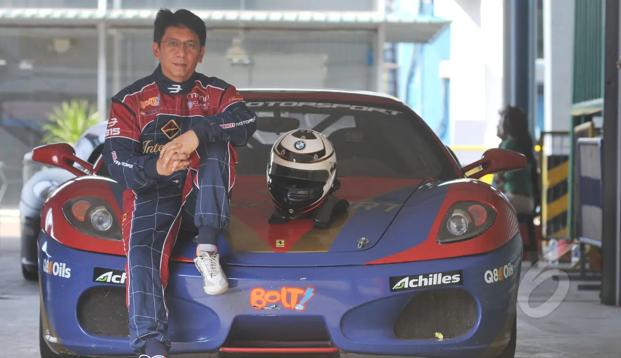 Paul Montolalu berpose bersama Ferarri 430 saat latihan di Sirkut Sentul, Bogor (12/5/2015). Indonesia akan menggelar balap ketegori Super Car yang akan diadakan 23 - 24 Mei 2015. (Liputan6.com/Herman Zakharia)
