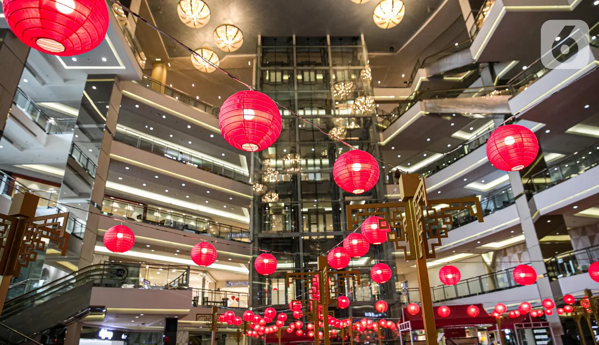 Sejumlah lampion untuk menyambut perayaan Imlek menghiasi Mall Taman Anggrek, Jakarta, Kamis (28/1/2021). Hiasan tersebut dalam rangka memeriahkan perayaan Tahun Baru Imlek 2572 atau Tahun Kerbau Logam. (Liputan6.com/Faizal Fanani)