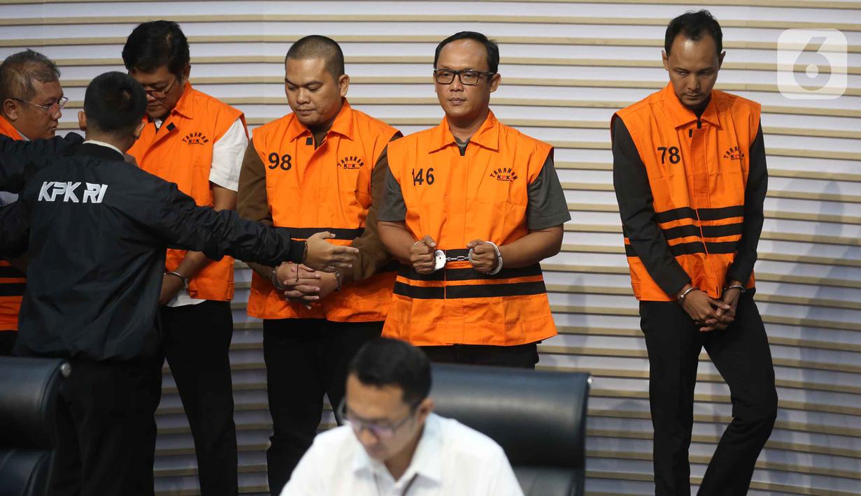 Tersangka lainnnya adalah anggota DPRD Lampung Tengah Riki Hendra Saputra; adik Ardito, Ranu Hari Prasetyo; Plt. Kepala Badan Pendapatan Daerah Lampung Tengah sekaligus kerabat dekat Ardito, Anton Wibowo; dan Direktur PT Elkaka Mandiri, Mohamad Lukman Sjamsuri. Tampak dalam foto, Bupati Lampung Tengah, Ardito Wijaya (kedua kanan) saat dihadirkan pada rilis penetapan status tersangka sekaligus penahanan di Gedung Merah Putih Komisi Pemberantasan Korupsi (KPK), Jakarta, Kamis (11/12/2025). (Liputan6.com/Helmi Fithriansyah)