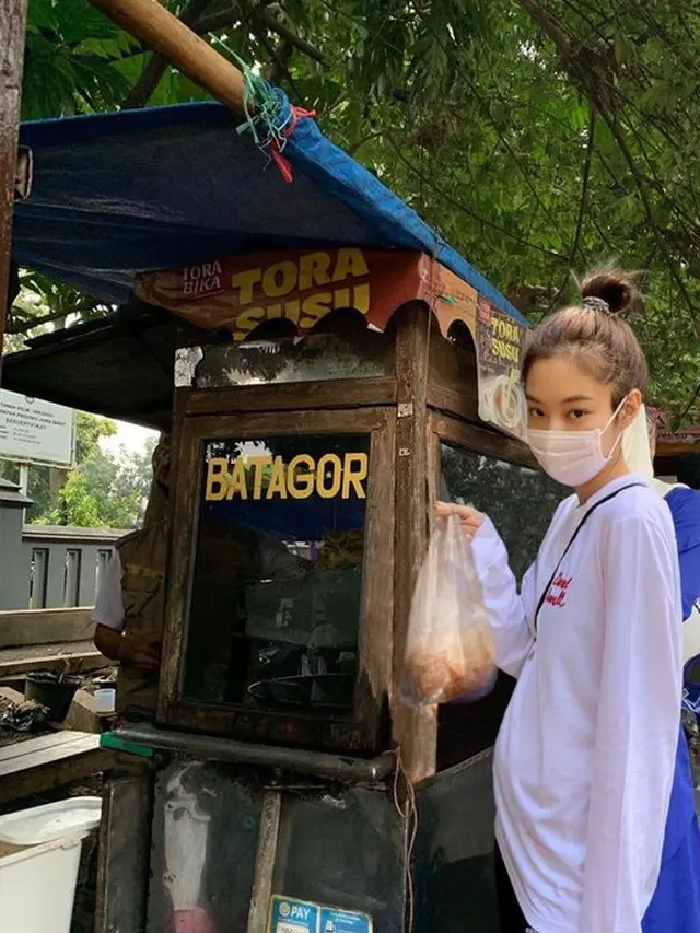 6 Potret Editan Idol Kpop Jajan di Pinggir Jalan, Cocok Jadi Warga Lokal