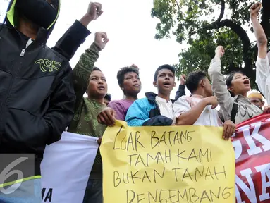 Puluhan pemuda kampung Luar Batang berteriak saat melakukan aksi di depan Balai Kota Jakarta, Jumat (22/4/2016). Mereka mempertanyakan kebijakan Pemprov DKI Jakarta yang melakukan penggusuran. (Liputan6.com/Helmi Fithriansyah)