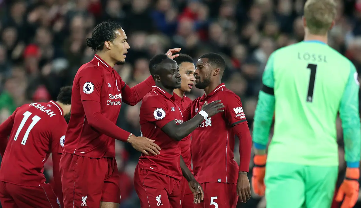 Pemain Liverpool merayakan gol tim mereka ke gawang Huddersfield Town dalam laga lanjutan Premier League 2018-19 pekan ke-36 di Anfield, Jumat (26/4). Bermain di kandang sendiri, Liverpool menang dengan skor telak 5-0.  (AP Photo/Jon Super)