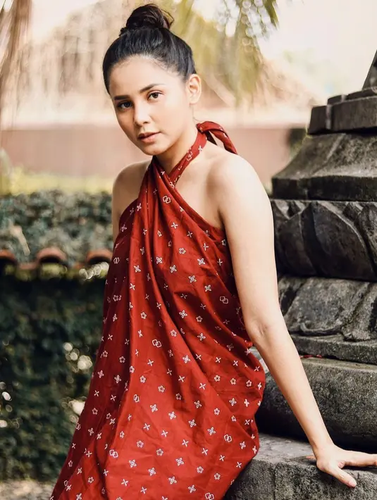 Sebagai wanita berdarah Batak, Yunita mengaku bangga dan senang ketika mengenakan kain nusantara. Dengan mengenakan kain nusantara membuat para wanita tampil makin anggun. (Liputan6.com/IG/yunitasiregar)