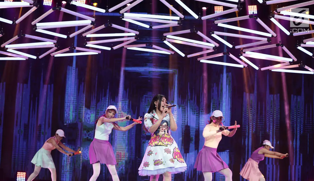 Penampilan pedangdut Via Vallen saat menghibur penonton dalam acara SCTV Music Awards 2018 di Studio 6 Emtek, Jakarta, Selasa (27/4). (Liputan6.com/Faizal Fanani)