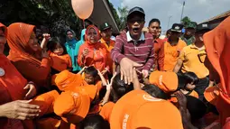 Puluhan siswa-siswa PAUD Diva Kemuning antusias menyambut kedatangan Wagub DKI, Djarot Saiful Hidayat, Jakarta, Minggu (21/12/2014). (Liputan6.com/Miftahul Hayat)