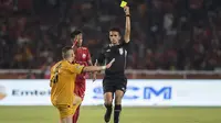Wasit Thoriq Alkatiri memberikan kartu kuning kepada striker Bhayangkara FC, Nikola Komazec, saat melawan Persija Jakarta pada laga Liga 1 di SUGBK, Jakarta, Jumat (23/3/2018). Kedua klub bermain imbang 0-0. (Bola.com/Vitalis Yogi Trisna)
