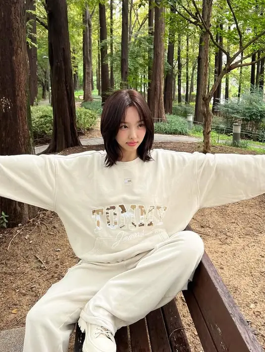 Nayeon mengenakan setelan warna broken white, dari atasan sweater oversize dipadukan bawahan celana training. [@nayeonyny]