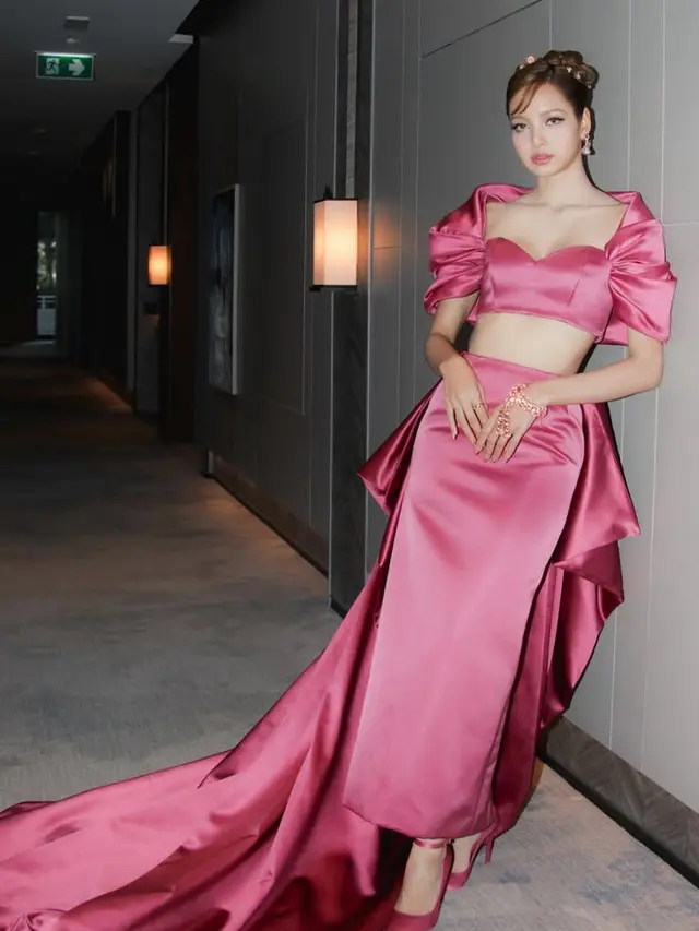 Lisa Blackpink di Premier The White Lotus Thailand. [@lalalalisa_m]