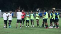 Rahmad Darmawan memimpin sesi latihan Liga Indonesia All Star di Stadion PTIK, Jakarta Selatan, Kamis (3/7/2025) jelang berlaga di Piala Presiden 2025. (Bola.com/Muhammad Iqbal Ichsan)