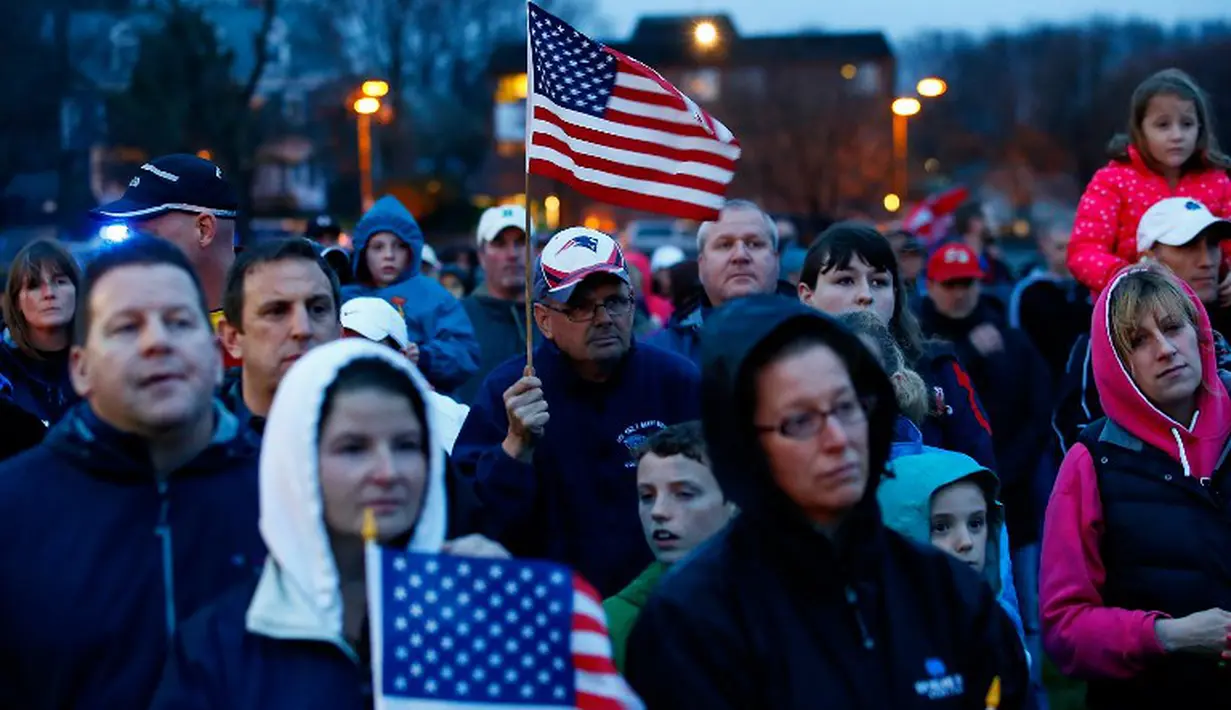 Di Garvey Park, Boston (15/4/2014), warga berkumpul untuk mengenang terjadinya tragedi setahun silam yang memakan tiga korban jiwa dan melukai sedikitnya 264 orang. (AFP/Jared Wickerham)