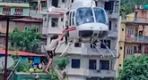 Helikopter mengevakuasi korban evakuasi  selamat setelah banjir bandang di sepanjang Sungai Trishuli di distrik Nuwakot, Nepal, Rabu, 26 Agustus 2026. (AFP/ Nepalese Army)