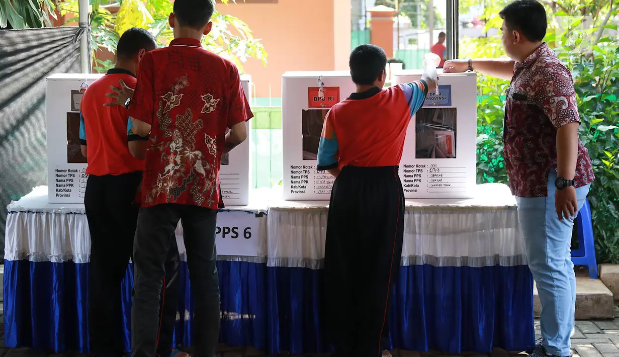 Penghuni Panti Sosial Bina Laras Harapan Sentosa (PSBLHS) 2 menggunakan hak pilihnya dalam pemilu serentak di Cipayung, Jakarta Timur, Rabu (17/4). Pada Pemilu 2019, total pemilih dengan disabilitas grahita dan mental yang masuk DPT berjumlah 54.295 pemilih. (Liputan6.com/Immanuel Antonius)