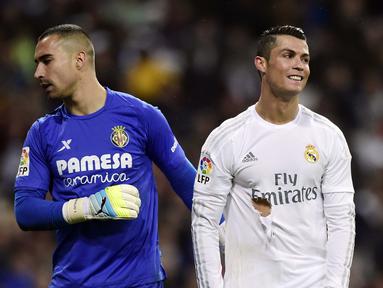Cristiano Ronaldo dengan kaus yang robek terlihat kecewa setelah gagal mencetak gol pada lanjutan La Liga Spanyol di Stadion Santiago Bernabeu, Madrid, Rabu (20/4/2016) atau Kamis dini hari WIB. Real Madrid menang 3-0 atas Villarreal. (AFP/Javier Soriano)