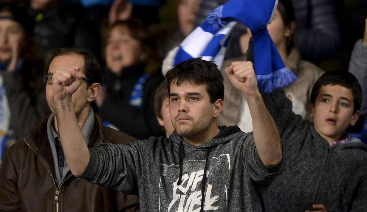 Suporter Real Sociedad telihat senang saat timnya menang atas Barcelona pada lanjutan La Liga Spanyol di Estadio Anoeta, San Sebastian, Sabtu (9/4/2016) atau Minggu dini hari WIB. (REUTERS/Vincent West)