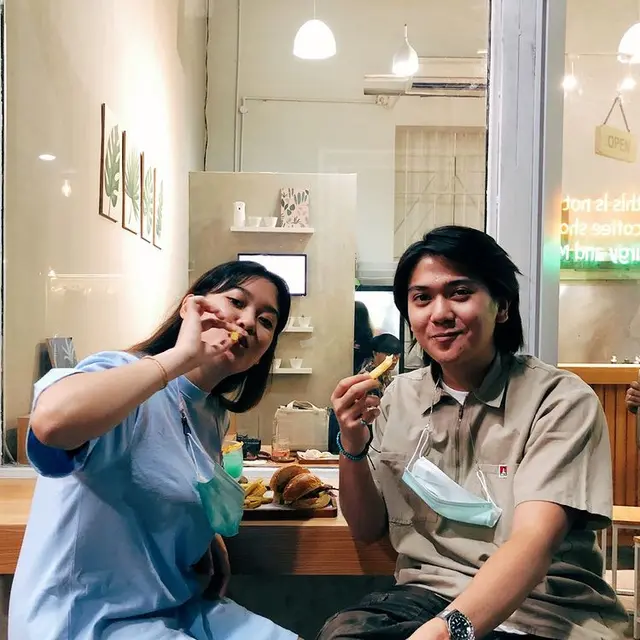 Dikabarkan Putus, Ini 6 Potret Kenangan Iqbaal Ramadhan Bareng Zidny Lathifa