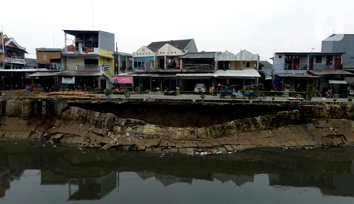 Kondisi turap Kali Sunter yang ambles di Jalan Cinta, Pulogadung, Jakarta Timur, Rabu (8/1/2020). Turap sepanjang 37 meter dengan tinggi 5 meter ambles akibat terkikis derasnya air kali saat hujan deras mengguyur Jakarta pada 1 Januari 2020 lalu. (merdeka.com/Imam Buhori)